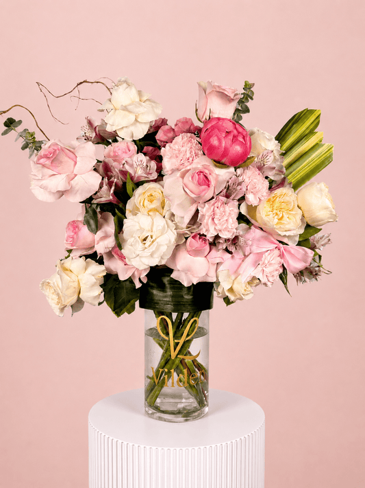 Eternal Blush with blush pink and white roses, carnations in a clear Vilden vase.