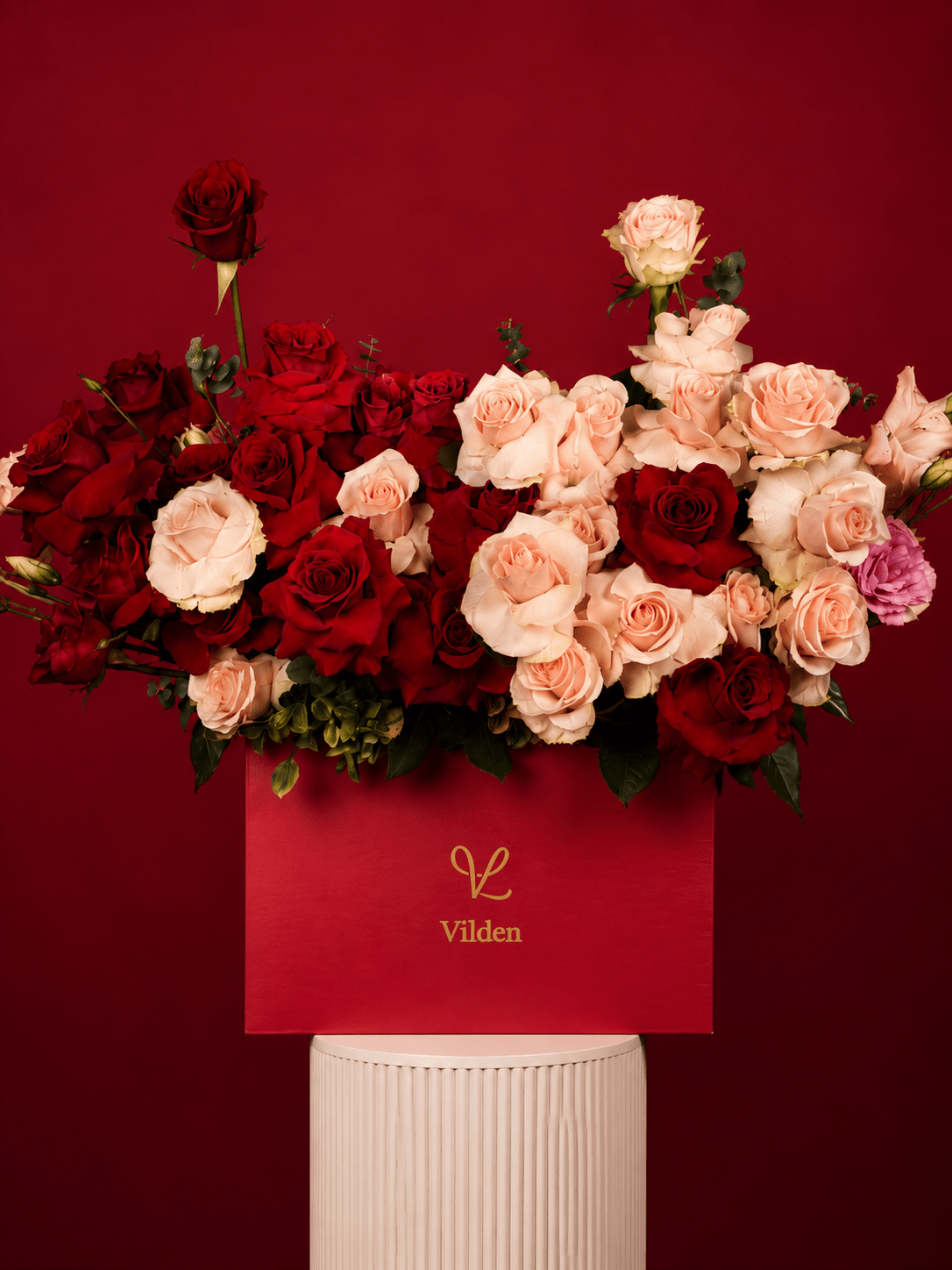 Rouge & Rosé's luxury rose box featuring a harmonious blend of red and peachy roses, radiating elegance and romance.