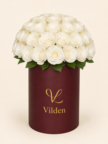 Pearl Sphere: A timeless world of pure white roses, elegance at its peak. Handcrafted by Vilden's designers for perfection.