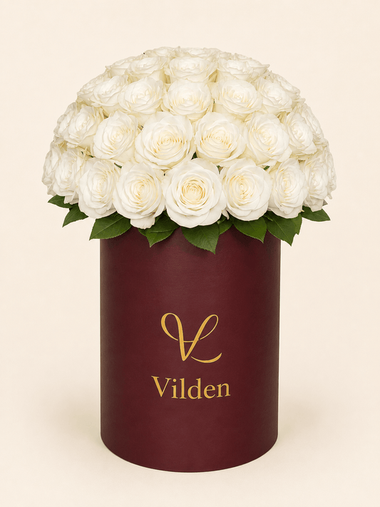 Pearl Sphere: A timeless world of pure white roses, elegance at its peak. Handcrafted by Vilden's designers for perfection.